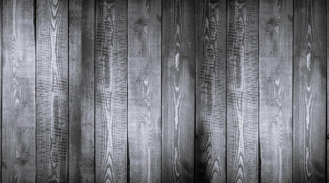 Palissade en bois symbolisant le début d'un projet de construction avec Finarma